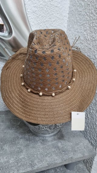 Sombrero de paja marrón con detalles plateados