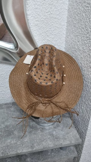 Sombrero de paja marrón con detalles plateados