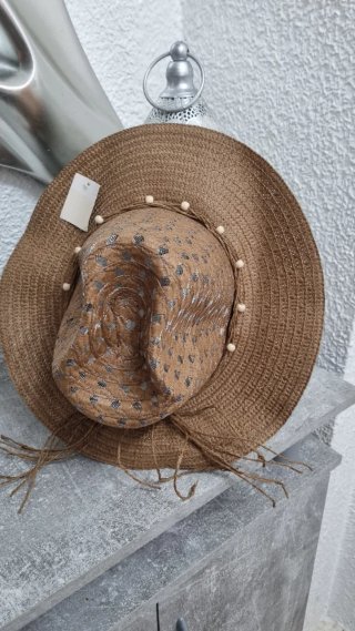 Sombrero de paja marrón con detalles plateados