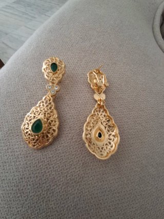 Pendientes dorados con esmeraldas