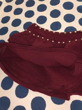 Falda pantalón roja con adornos