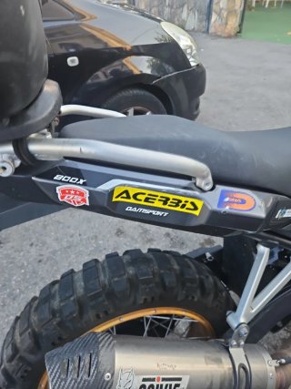 Kove 800X Adventure Moto Negra y Dorada