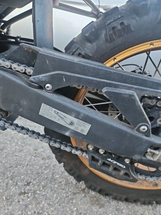 Kove 800X Adventure Moto Negra y Dorada