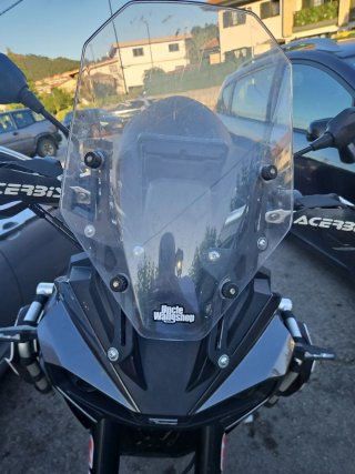 Kove 800X Adventure Moto Negra y Dorada
