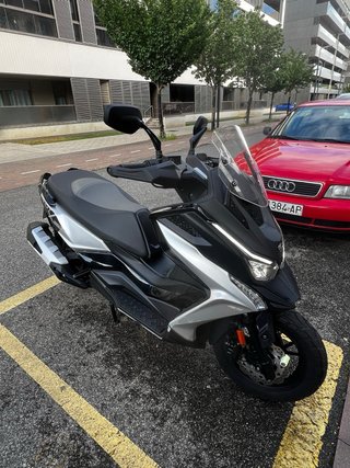 Scooter Kymco Negra y Plata
