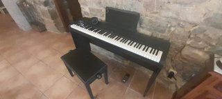 Piano digitale nero con pedale e sedile