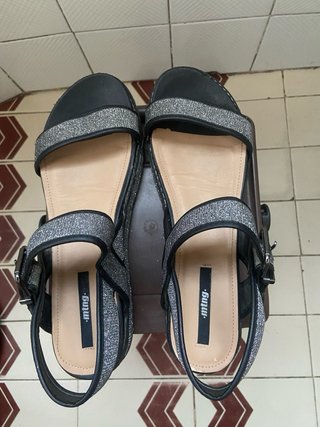 Sandalias negras y plateadas con brillos