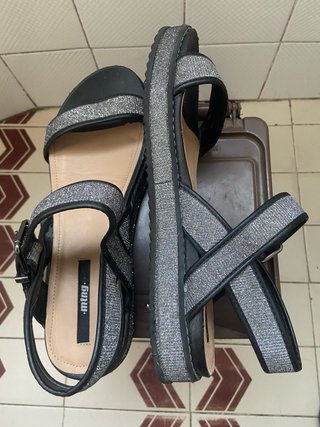 Sandalias negras y plateadas con brillos