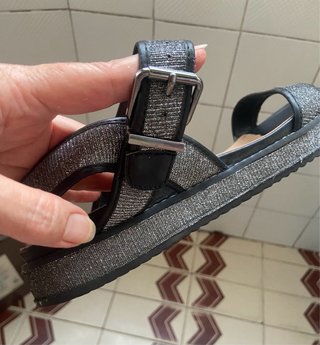 Sandalias negras y plateadas con brillos