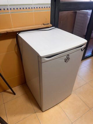 Nevera blanca pequeña