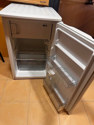 Nevera blanca pequeña