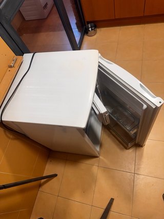 Nevera blanca pequeña
