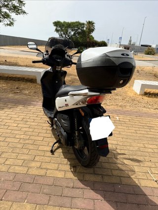 Moto Scooter 125cc Blanca y Negra