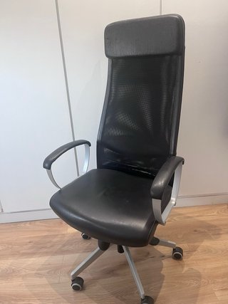 Silla de estudio negra y plateada