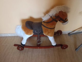 Caballo balancín de peluche marrón y blanco