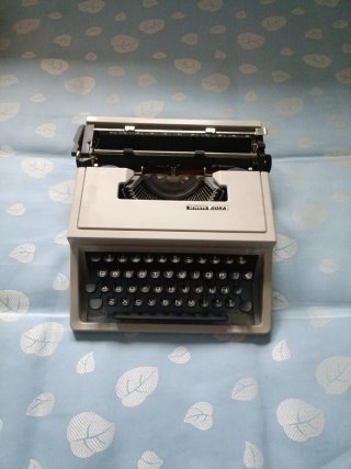 Máquina de escribir Olivetti DORA