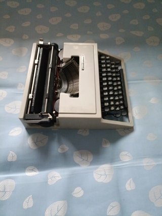 Máquina de escribir Olivetti DORA