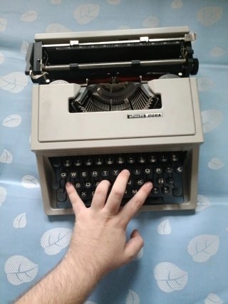 Máquina de escribir Olivetti DORA