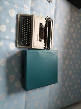 Máquina de escribir Olivetti DORA