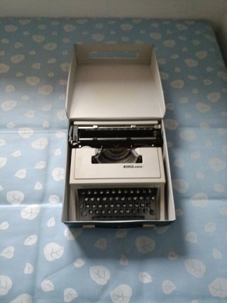 Máquina de escribir Olivetti DORA
