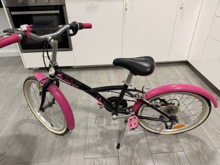 Bicicleta infantil rosa y negra
