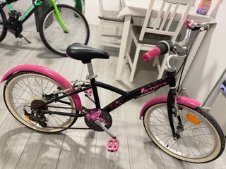Bicicleta infantil rosa y negra