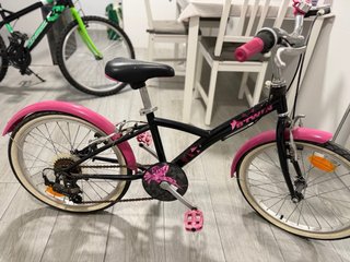 Bicicleta infantil rosa y negra