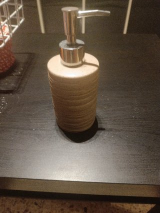 Dispensador de jabón beige y plateado