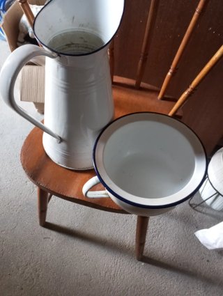 Jarra y orinal de porcelana esmaltada