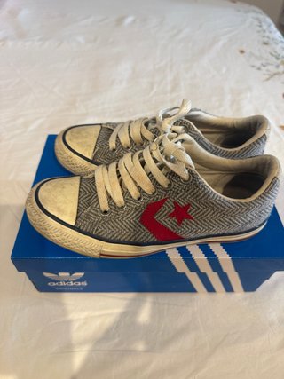 Zapatillas Converse grises con estrella roja