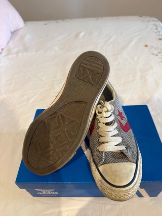 Zapatillas Converse grises con estrella roja