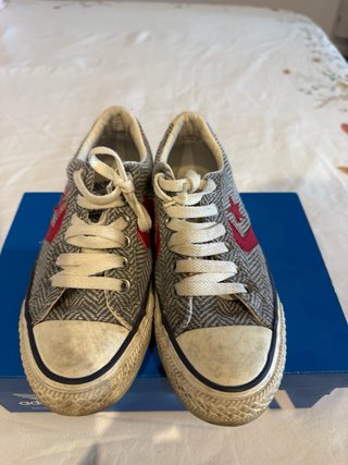 Zapatillas Converse grises con estrella roja