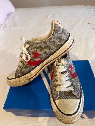 Zapatillas Converse grises con estrella roja