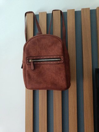 Mochila marrón con textura