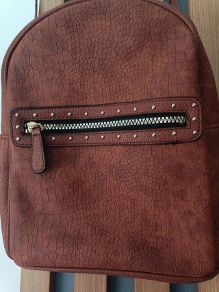 Mochila marrón con textura