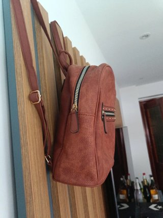 Mochila marrón con textura