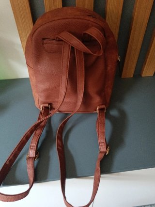 Mochila marrón con textura