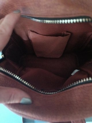 Mochila marrón con textura