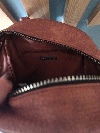 Mochila marrón con textura