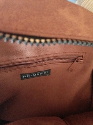 Mochila marrón con textura