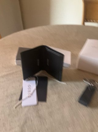 Cartera Guess Negra y Llavero a Juego