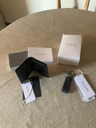 Cartera Guess Negra y Llavero a Juego