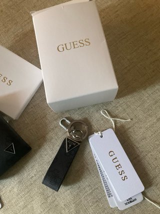 Cartera Guess Negra y Llavero a Juego