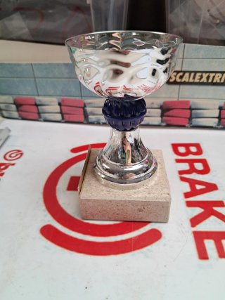 TROFEO PLATEADO CON BASE DE MARMOL