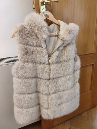 Chaleco pelo sintético beige con capucha