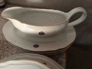 Vajilla de porcelana blanca y dorada