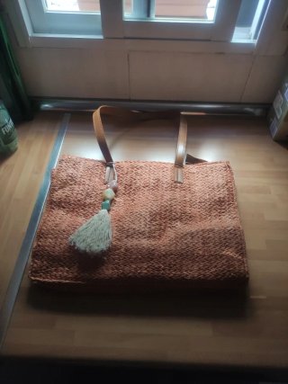 Bolso de rafia con detalle de abalorios