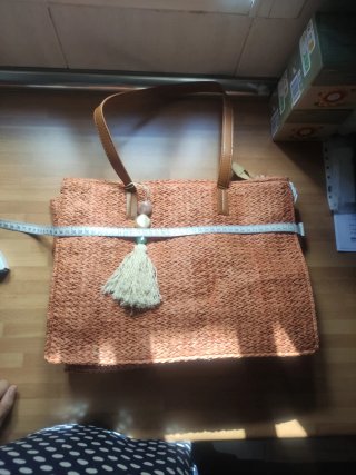 Bolso de rafia con detalle de abalorios