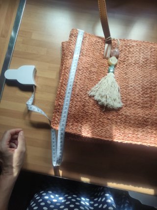 Bolso de rafia con detalle de abalorios