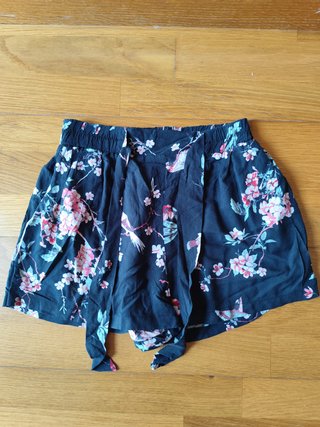 Pantalón corto negro flores S